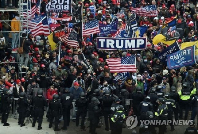 의사당 몰려온 트럼프 지지자들ⓒAFP=연합뉴스