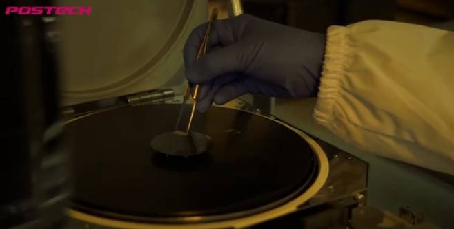 산화물 양자 소재 연구실은 금속과 산소가 결합하는 산화물 반도체 소재를 연구한다.