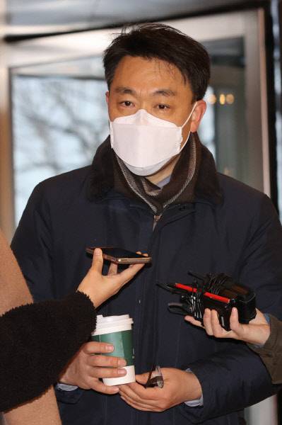 김진욱 초대 공수처장 후보자가 7일 서울 종로구 인사청문회 준비 사무실로 출근하며 취재진의 질문을 듣고 있다. 연합뉴스