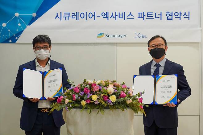 전주호 시큐레이어 대표(왼쪽)가 이시영 엑사비스 대표와 파트너 협약을 체결하고 기념촬영했다.