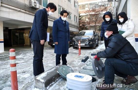 안병용 의정부시장 7일 한파 대비 시민행동요령 로드체크. 사진제공=의정부시