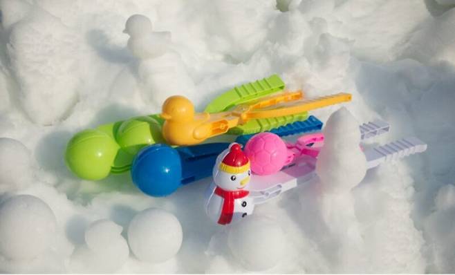 인터넷에서 판매중인 눈사람, 오리, 축구공 모양의 눈뭉치 제조기.