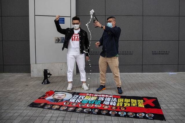 홍콩 친중파 주민들이 6일 홍콩섬 완차이 지역에 자리한 경찰청사 앞에서 샴페인을 터뜨리며 범민주파 정치인·활동가 집단 체포를 환영하고 있다. 홍콩/EPA 연합뉴스