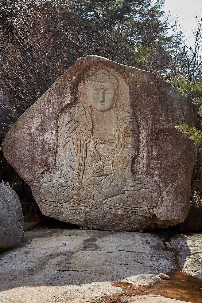 국가 보물로 지정된 경북 문경 봉암사 옥석대의 ‘마애미륵여래좌상’.