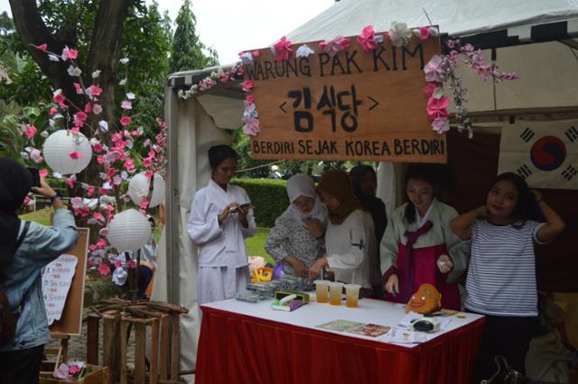 국립인도네시아대(UI) 축제 때 마련된 한국 식당. UI 학생회 제공