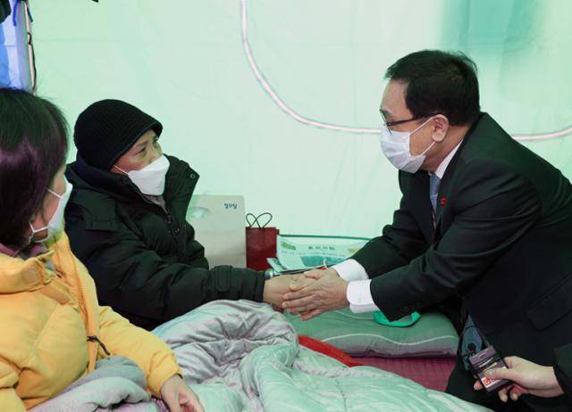 유영민 대통령 비서실장이 6일 오후 서울 여의도 국회 본청 앞 중대재해기업처벌법 제정 촉구 단식농성장을 방문해 고 김용균씨 어머니 김미숙 김용균재단 이사장과 인사하고 있다. 공동취재사진