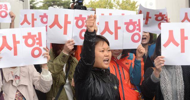 계모가 의붓딸을 때려 숨지게 한 '칠곡 계모 사건'의 1심 선고 공판이 있었던 2014년 4월 11일 시민단체 회원들이 대구 수성구 대구지법 앞에서 "피고인에게 사형을 선고하라"고 외치고 잇다. 대구=뉴시스