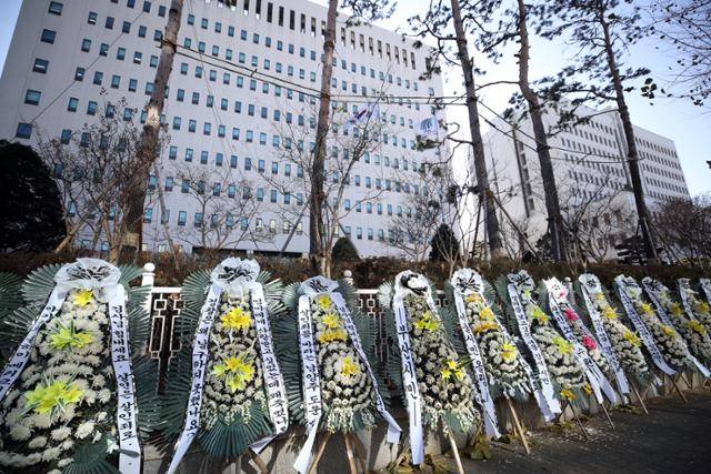 지난달 14일 서울 양천구 서울남부지검 앞에 정인양을 추모하는 근조화한들이 놓여 있다. 연합뉴스