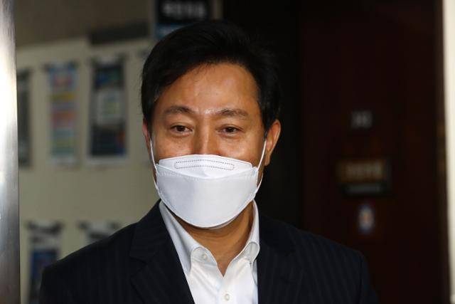 오세훈 전 서울시장이 7일 국회를 찾아 김종인 국민의힘 비상대책위원장과 면담을 마친 뒤 취재진의 질문에 답하고 있다. 오대근 기자