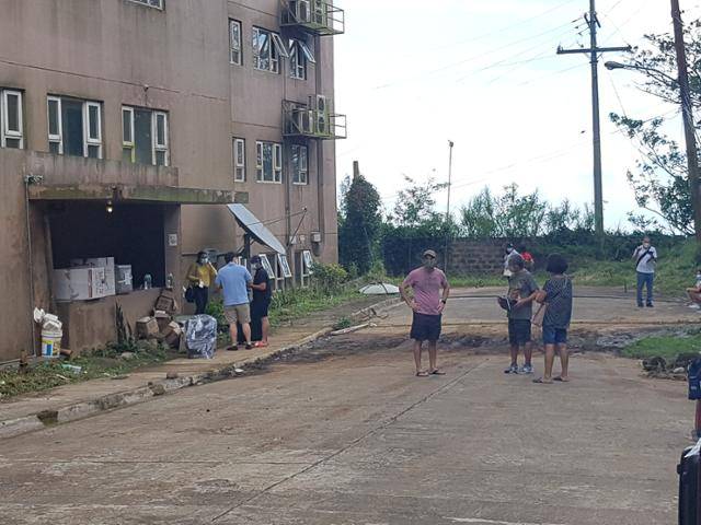 한국인 등 외국인 100여명이 지난달 30일 강제 격리된 필리핀의 한 호텔. 필리핀 주재 한국 대사관 제공