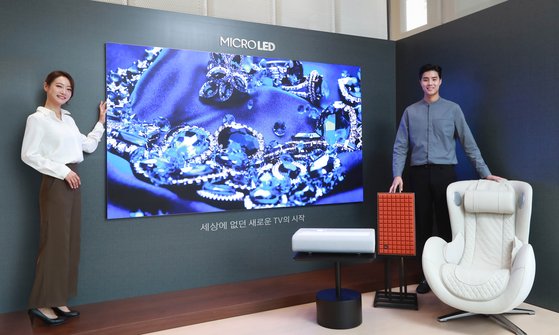 삼성전자 모델들이 서울 논현동 디지털프라자 강남본점에서 '마이크로 LED TV'를 소개하고 있다. 삼성전자 제공