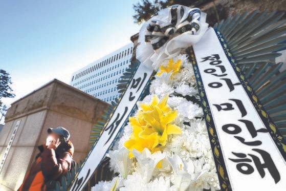 6일 서울 양천구 서울남부지방법원 앞에 양부모의 지속적인 학대로 숨진 16개월 영아 정인 양을 추모하기 위해 시민들이 보내온 근조화환이 놓여져 있다. 유기, 방임혐의로 기소된 양부모에 대한 첫 공판은 오는 13일 열릴 예정이다.