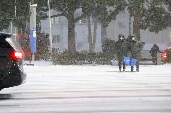 7일 저녁 제주도 전역에 대설특보와 강풍특보가 발효 중인 가운데 퇴근길에도 눈이 내리고 있다. 뉴스1