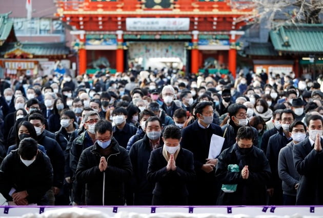 도쿄 내 한 신사에서 새해 소원을 비는 시민들 모습 [사진=로이터 연합뉴스]