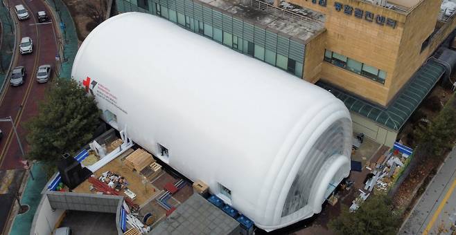 카이스트가 개발해 서울 노원구 한국원자력의학원에 설치한 이동형 음압병동. 카이스트 제공