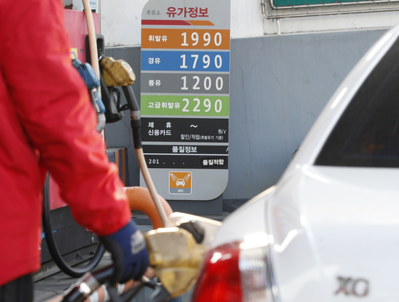 A gas station in downtown Seoul charges 1,990 won ($1.83) per liter of gasoline and 1,790 won for a liter of diesel on Jan. 3. [NEWS 1]