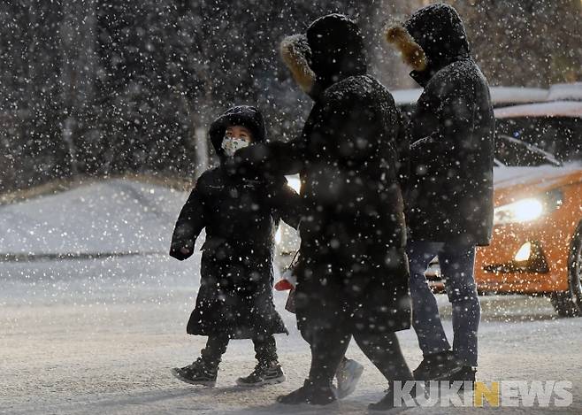 서울 전역에 대설주의보가 발효된 6일 오후 서울 장안동사거리에서 시민들이 눈발을 맞으며 발걸음을 재촉하고 있다. 박태현 기자