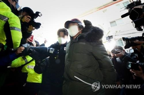 ▲ 형기를 마치고 출소한 아동 성범죄자 조두순이 12일 오전 경기도 안산시 거주지로 들어가고 있다. /사진=연합뉴스