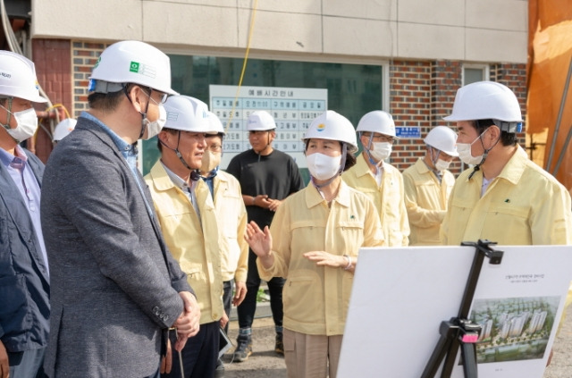 김수영 양천구청장(가운데)이 관내 건설 현장을 찾아 안전 점검을 하고 있다. 양천구 제공