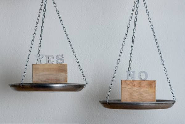 책 ‘부정성 편향’은 부정적인 일에 더 초점을 맞추도록 진화한 인류가 부정성을 극복하고, 활용하는 방법을 여러 사례와 함께 제시한다. 책에는 ‘나쁜 것 하나를 극복하려면 좋은 것 네 개가 필요하다’는 ‘4의 법칙’이 등장한다. 이는 부정성의 영향이 그만큼 강력하다는 것을 보여주는 한편 그것을 극복하는 것 역시 가능함을 동시에 보여주는 것이다. 게티이미지뱅크