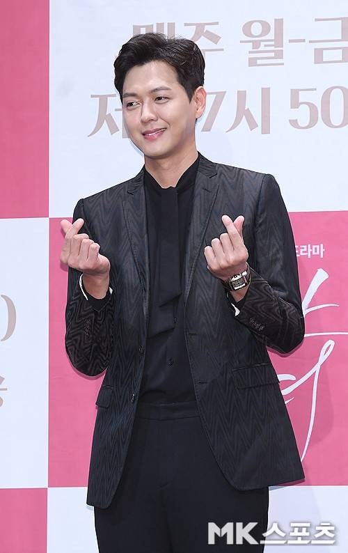 배우 김흥수가 킴스엔터테인먼트와 전속계약을 체결했다. 사진=천정환 기자