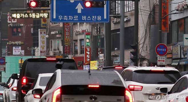 서울 사대문 안 녹색교통지역 배출가스 5등급 차량 단속 시행 첫 날인 1일 오후 서울시내 진입 도로에 단속카메라가 설치돼있다. / 사진=김휘선 기자 hwijpg@