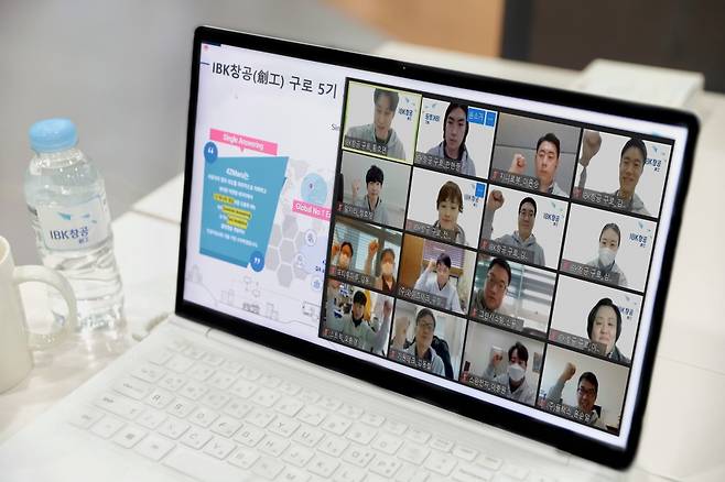 6일 IBK창공 구로센터에서 ‘IBK창공 구로 5기 입소식’이 온라인으로 진행되고 있다./사진제공=IBK기업은행