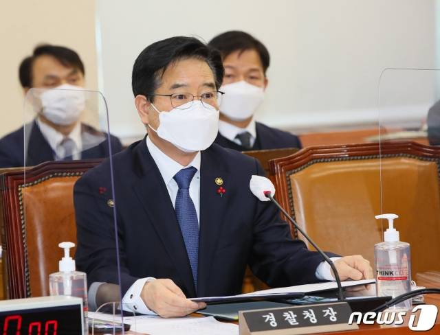 김창룡 경찰청장이 7일 국회에서 열린 행정안전위원회 전체회의에서 생후 16개월만에 양부모의 학대로 숨진 '정인이 사건'에 대한 질의에 답변하고 있다/사진=뉴스1