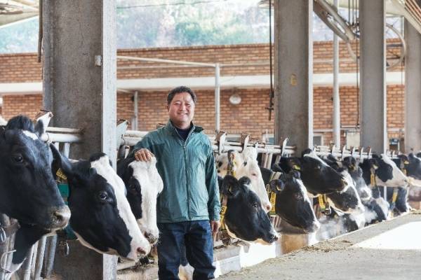 이천시 마장면 각평리 소재 동복목장(원유국)이 2020년 농협 경제지주에서 선발하는 제3회 청정축산 환경대상에서 영예의 대통령상을 수상해 축산농가의 주목을 받고 있다. / 사진제공=이천시