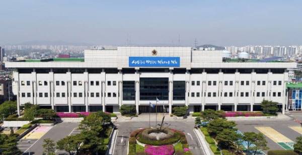 '기획재정위원회 연구단체'(회장 심규순 위원장)는 6일 경기도의회 기획재정위원회 회의실에서 '지방자치법 개정 법률안이 경기도에 미치는 영향과 경기도의회의 대응방안 연구'에 대한 정책연구용역 착수보고회를 개최했다. / 사진제공=경기도의회