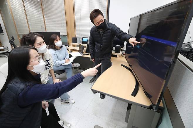 서울 서초구 KT융합기술원에서 연구원들이 AI 기술을 개발하고 있다. [KT제공]