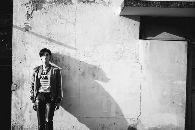 Yunho comeback Teaser Image has been released.TVXQ Yunhos new Teaser Image, which will be comeback with the new Mini album NOIR (Noir) on January 18, is the talk of the town.The teaser Image, which was released through various SNS TVXQ accounts on the 6th, amplified the expectation of the new album with Yunhos deep eyes in wild and retro mood.Yunhos second mini album NOIR will be released on various music sites such as Flo, Melon, Genie, iTunes, Apple Music, Sporty Pie, QQ Music, Cougu Music, Cougu Music and Couwar Music at 6 pm on the 18th.