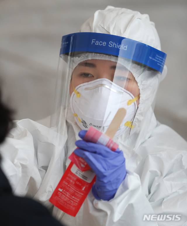 [제주=뉴시스]우장호 기자 = 제주 도내 신종 코로나바이러스 감염증(코로나19) 확진자가 속출한 18일 오후 제주시보건소에 마련된 선별진료소에서 의료진들이 구슬땀을 흘리며 검체 채취에 집중하고 있다. 2020.12.18. woo1223@newsis.com