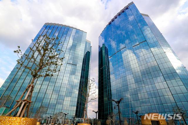 [제주=뉴시스]우장호 기자 = 제주 최고 높이, 최대 규모 건물인 제주 드림타워 복합리조트가 18일 공식 개장했다. 제주 드림타워 복합리조트는 연면적(30만3737㎡)으로는 여의도 63빌딩의 1.8배에 이를 만큼 매머드급 규모를 자랑한다. 사진은 8층 테라스에서 바라본 빌딩 모습. 2020.12.18. woo1223@newsis.com