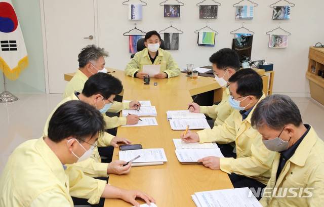 [제주=뉴시스] 제주도 원희룡 제주지사 주재 코로나19 지역감염 차단을 위한 긴급 비상대책회의 모습.