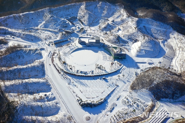 [영동=뉴시스] 김재광 기자 = 7일 충북 영동군 지역에 많은 눈이 내리면서 힐링관광지 일대가 겨울왕국으로 변했다.2021.01.07(사진=영동군 제공) photo@newsis.com