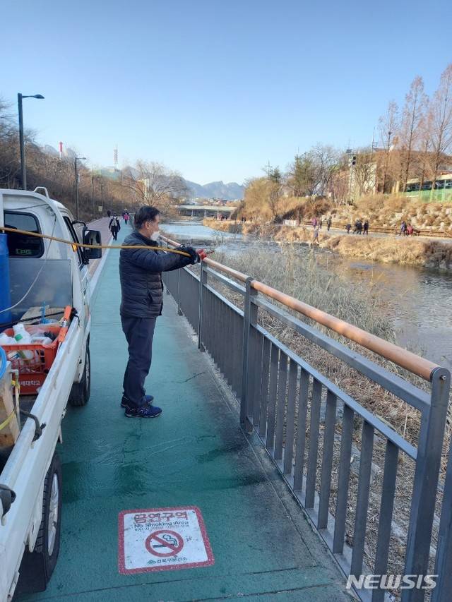 [서울=뉴시스] 서울 강북구 우이천 방역소독. (사진=강북구 제공) 2021.01.07. photo@newsis.com