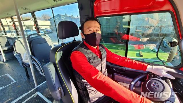 [전주=뉴시스] 한훈 기자 = 6일 전북 전주시설공단에 따르면 마을버스 바로온 운전원 주대영(52) 주임은 전날 오전 11시 35분께 전주시 덕진구 여의동 조촌초등학교 인근에서 의식을 잃은 승객 A(79·여)씨를 구조했다.(사진=전주시설공단 제공).2021.01.06.  photo@newsis.com