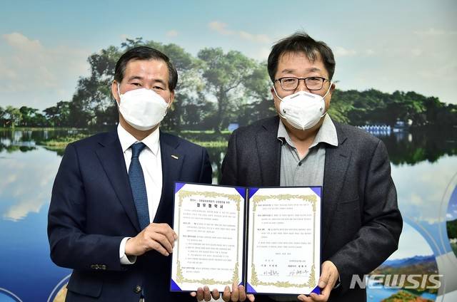 [제천=뉴시스]이병찬 기자 = 이상천(오른쪽) 충북 제천시장과 코레일관광개발 정현우 대표가 7일 제천시청에서 철도 관광산업 활성화를 위한 업무협약을 하고 있다.2021.01.07.bclee@newsis.com