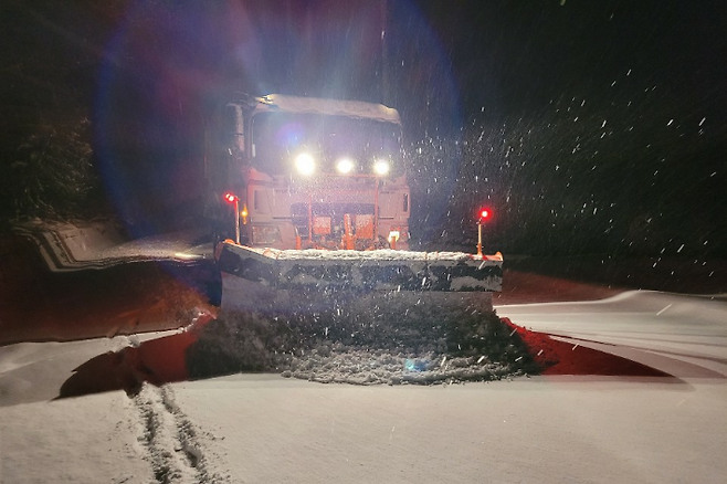 전라남도가 대설경보가 발효중인 담양지역에서 제설작업을 벌이고 있다. 전남도 제공