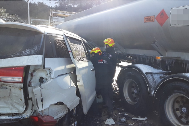 7일 오전 10시 14분쯤 대덕구 비래동 경부고속도로에서 화물차량과 승합차가 부딪쳤다. 대전시소방본부 제공