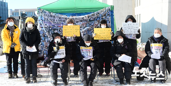 김주환 전국대리운전노조위원장이 7일 오전 서울 여의도 국회 본관 앞 단식농성장에서 국회 법사위 잠정합의안에 대한 입장발표를 하고 있다. 윤창원 기자