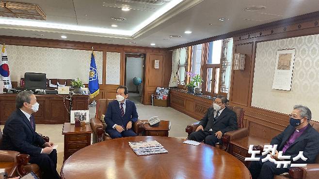 한국교회총연합 공동대표회장인 소강석 목사(오른쪽에서 두 번째)와 이철 감독회장(오른쪽에서 첫 번째) 등이 정세균 국무총리(왼쪽에서 두 번째)를 항의 방문했다. 이들은 교회에만 무리한 방역 수칙을 적용하고 있다고 항의했다.