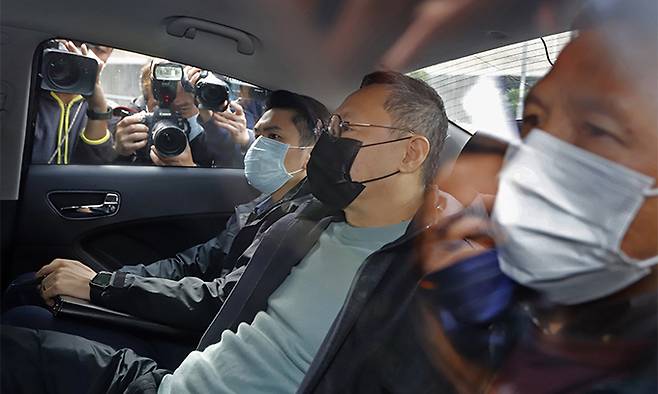 2014년 홍콩 민주화 시위를 주도했던 베니 타이(가운데) 홍콩대 교수가 6일 홍콩 경찰에 연행되고 있다. 홍콩 경찰은 이날 타이 교수 등 범민주 진영 인사 50여명을 홍콩 국가보안법(홍콩보안법) 위반 혐의로 체포했다. 홍콩=AP연합뉴스