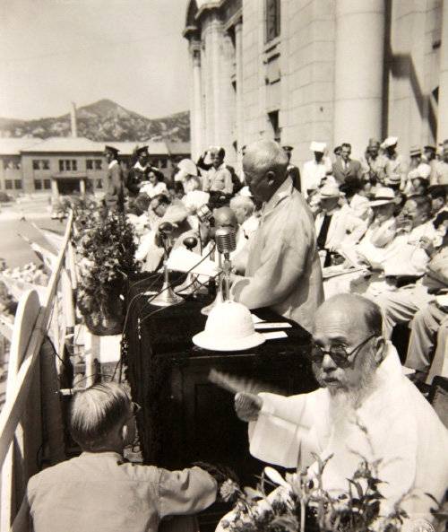 1948년 8월 15일 중앙청 광장에서 열린 ‘대한민국 정부수립 국민축하식’에서 이승만 대통령이 기념사를 낭독하고 있다. 앞쪽에 전남 고흥에서 당선된 오석주(吳錫柱) 제헌의원의 모습이 보인다. [미국 국립문서기록청]