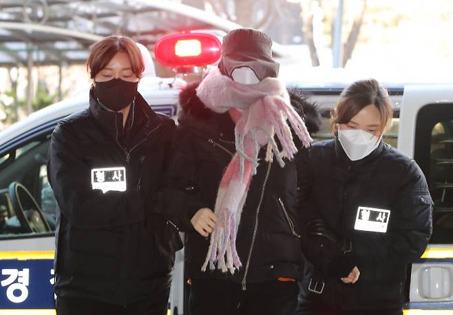 집행유예 기간 중 또 마약 투약 혐의로 경찰 수사를 받은 남양유업 창업주 외손녀 황하나가 7일 서울 마포구 서울서부지법에서 영장실질심사를 받기 위해 출석하고 있다. 연합뉴스