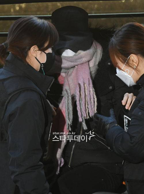 얼굴을 완전 무장한채 영장심사를 받기 위해 서부지법원에 나타난 황하나. 사진|유용석 기자