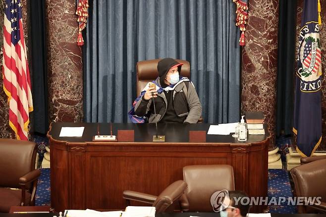 상원의장석에 앉은 시위대 [AFP=연합뉴스]