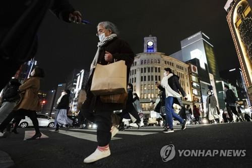 (도쿄 AP=연합뉴스) 일본에 신종 코로나바이러스 감염증(코로나19) 긴급사태 선언이 임박한 가운데 6일 오후 도쿄도(東京都)의 상업지구인 긴자에서 마스크를 쓴 사람들이 이동하고 있다.