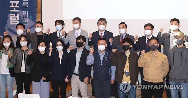 지난해 10월 6일 열린 '플랫폼 노동 대안 마련을 위한 사회적 대화 포럼' 배달 서비스 협약식 모습 [연합뉴스 자료사진]